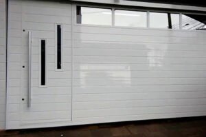 Portão automático em alumínio fabricado e instalado pela PW Vidros em São Paulo