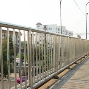 Guarda-corpo em vidro com estrutura metálica instalado pela PW Vidros em São Paulo