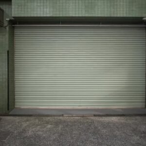 Porta de aço de enrolar em garagem, obra da PW Vidros em São Paulo