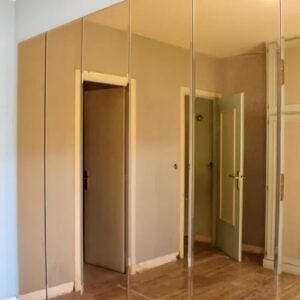 Parede de espelhos sob medida instalada pela PW Vidros em São Paulo
