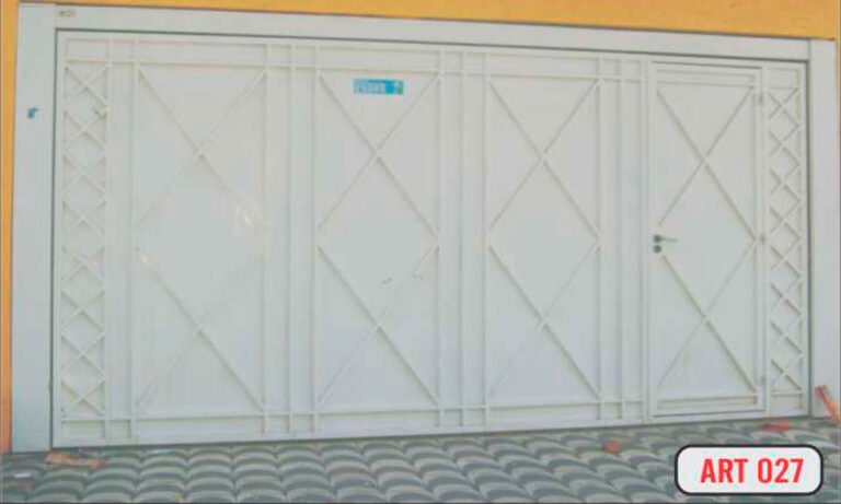 Portão de garagem em alumínio instalado pela PW Vidros em São Paulo