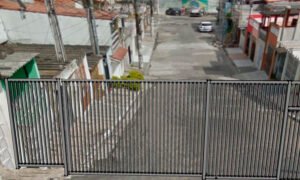 PortĂŁo de garagem em grade de aço instalado — PW Vidros e AlumĂnios, SĂŁo Paulo