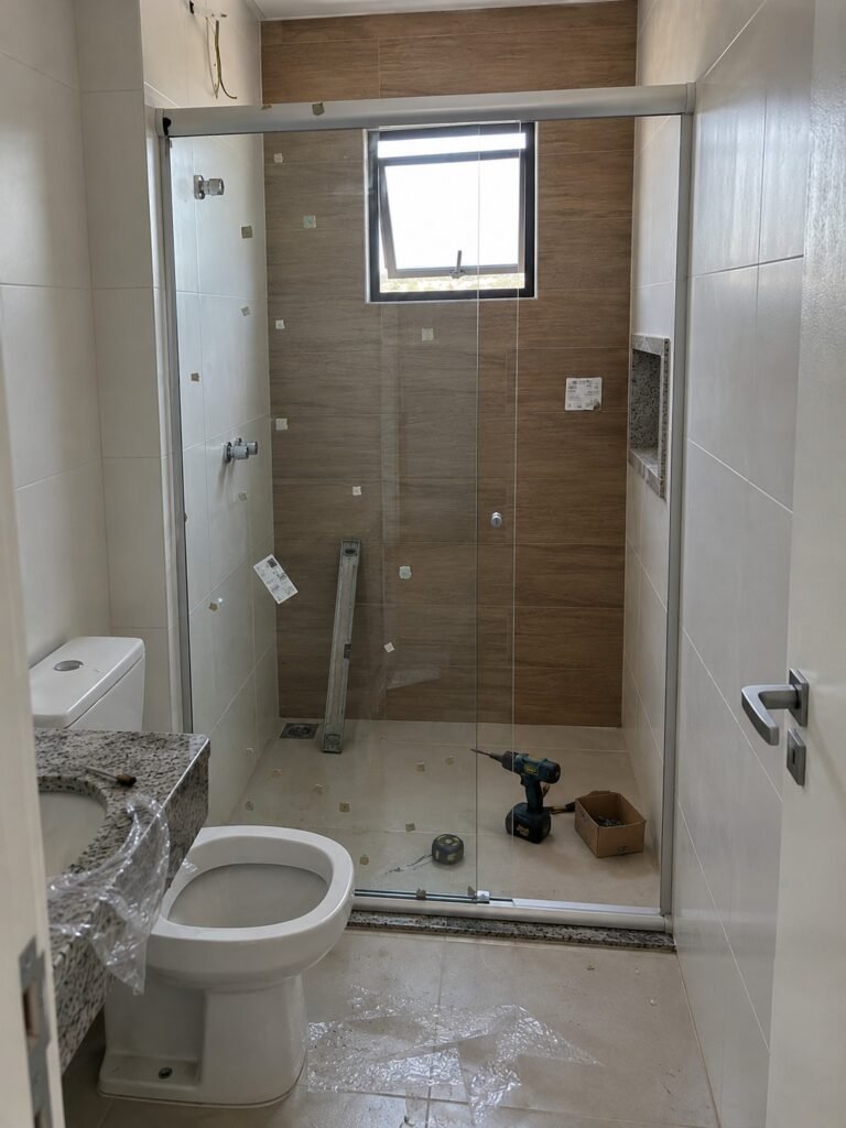 Instalação do box de banheiro de vidro temperado com perfil cromado