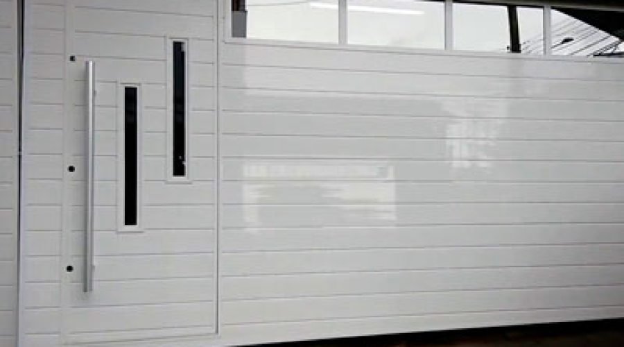 Portão automático em alumínio fabricado e instalado pela PW Vidros em São Paulo