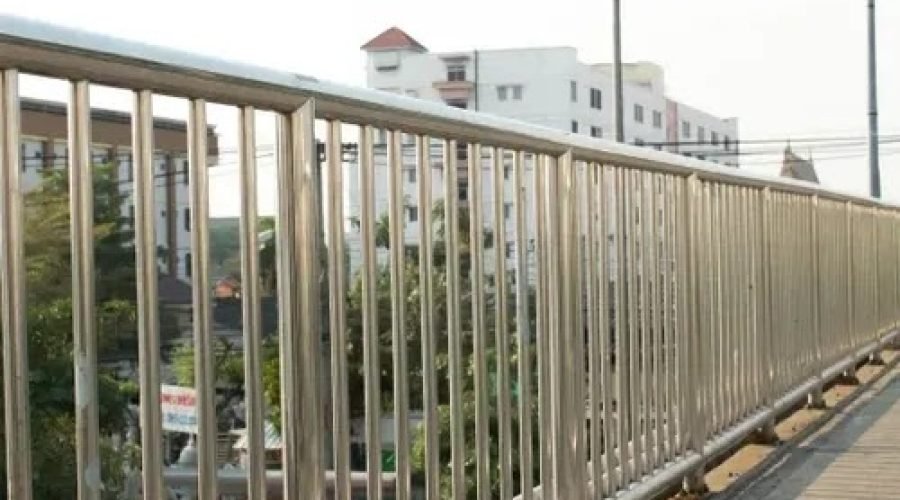 Guarda-corpo em vidro com estrutura metálica instalado pela PW Vidros em São Paulo