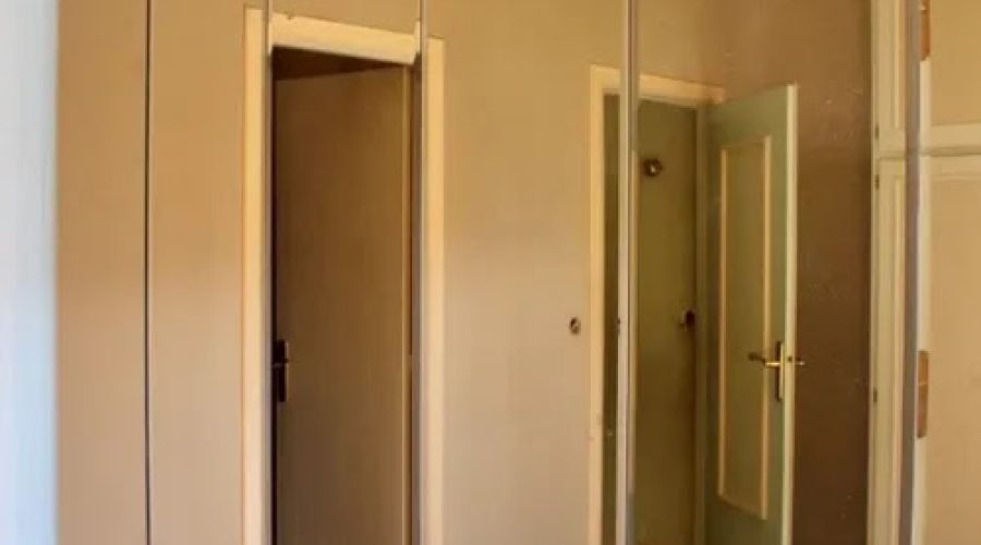 Parede de espelhos sob medida instalada pela PW Vidros em São Paulo